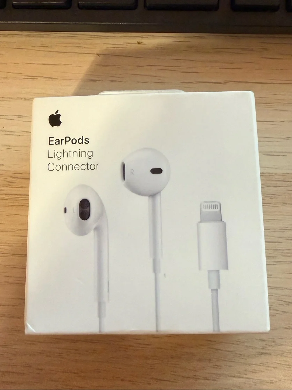 Apple White EarPods with Lightning Connector - Wired Headset